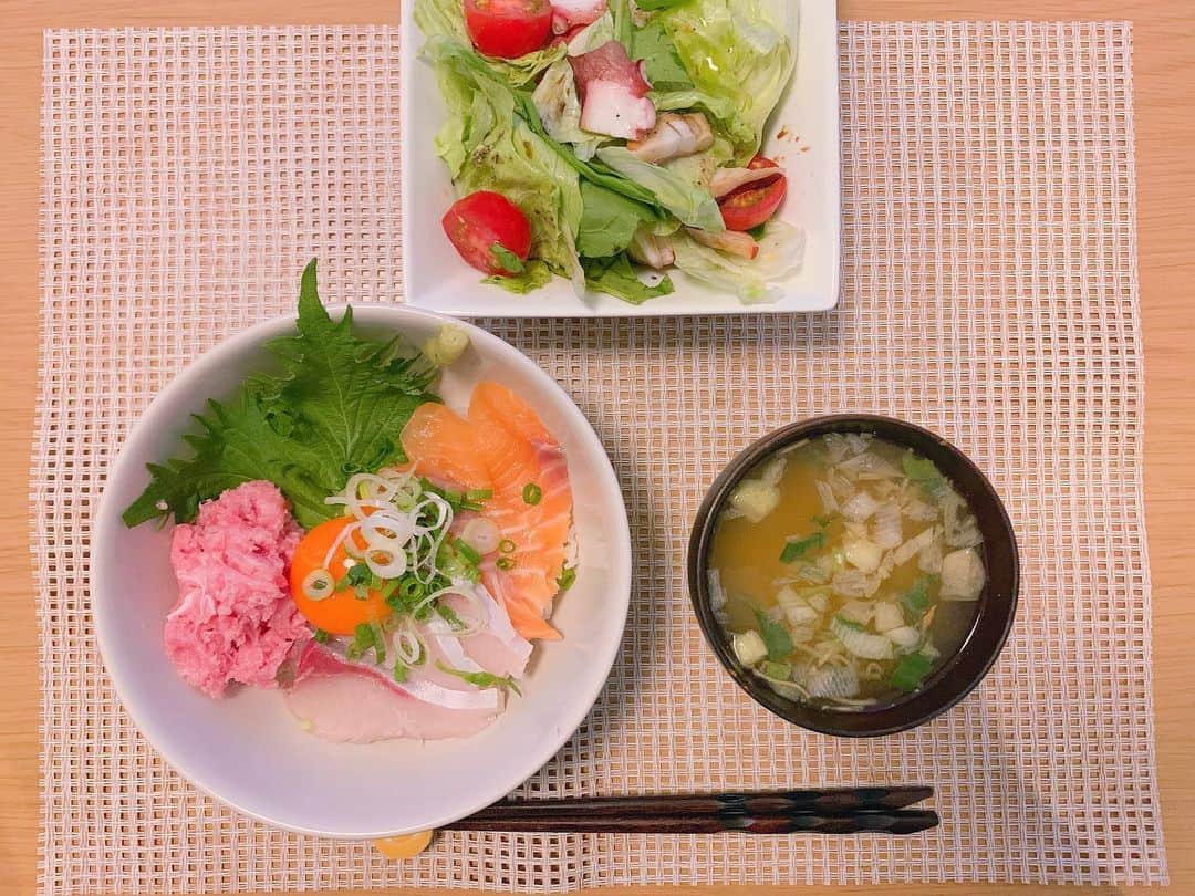 逢田梨香子さんのインスタグラム写真 - (逢田梨香子Instagram)「昨日のお昼ご飯とお夕飯。 お昼は筋トレするのでわりとしっかりめに食べて、夜はサラダにしてます。お刺身買ってきて海鮮丼つくりました🐟  #おうちごはん」5月12日 7時59分 - aida_rikako_