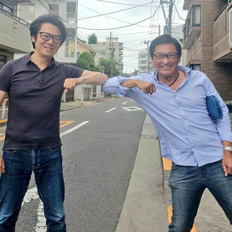 藤岡幸夫のインスタグラム：「僕の家の目の前で東京フィルのコンサートマスターの近藤薫さんと遭遇。素晴らしいコンマスで何度も共演してご近所だとは知っていたが、これ程ご近所とは笑 僕は毎日の散歩で日焼け。 因みに僕が首席客演指揮者をしてる東京シティフィルのコンマスの戸澤哲夫さんもめっちゃ近所😅😅 近藤さんが関西フィルの客演コンマスで僕の愛するシベリウスの交響曲５番がYouTubeで楽しめます。宜しければエンターザミュージックで検索！」