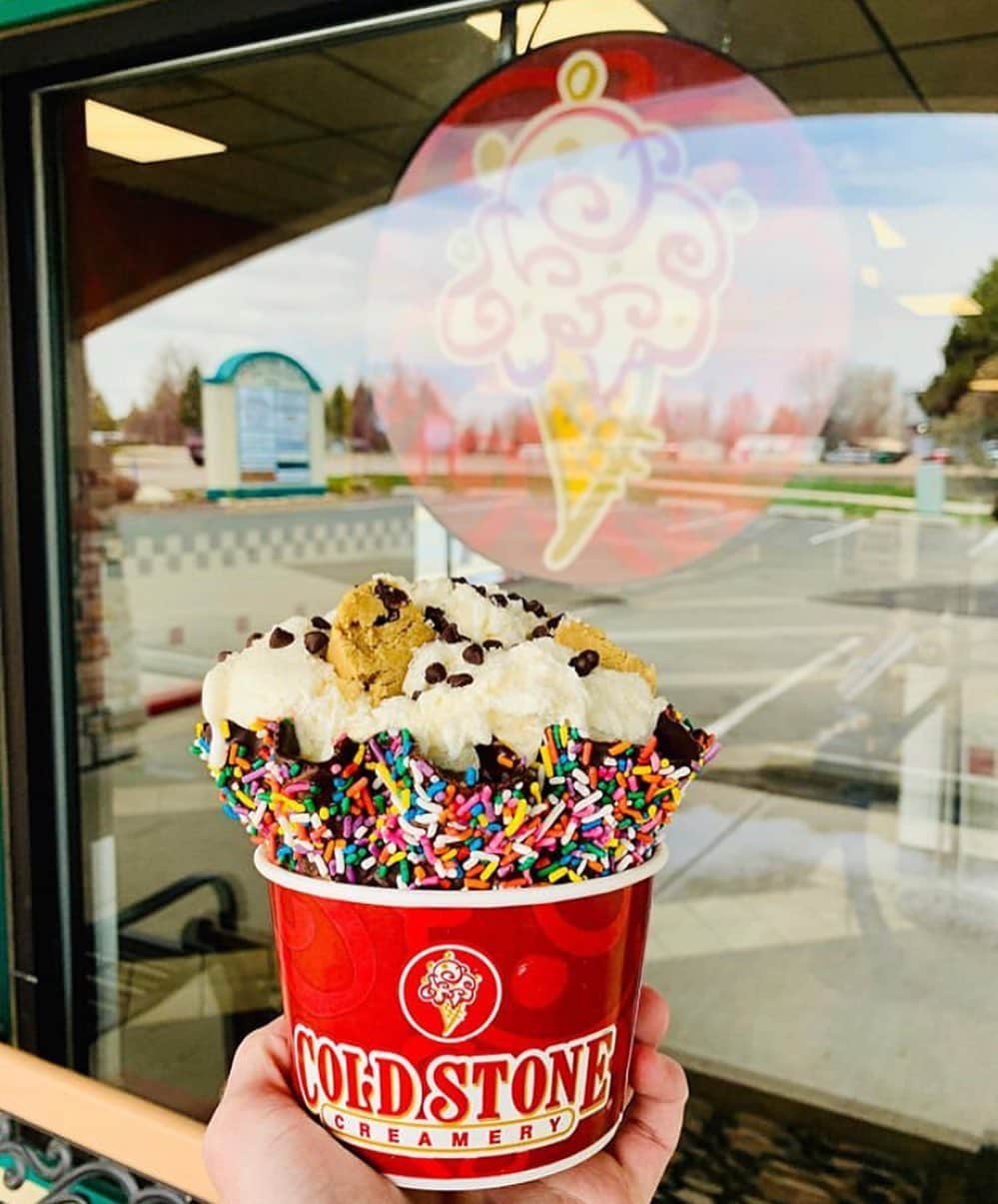 コールド・ストーン・クリーマリーのインスタグラム：「You got through another Monday, treat yourself! 😋」