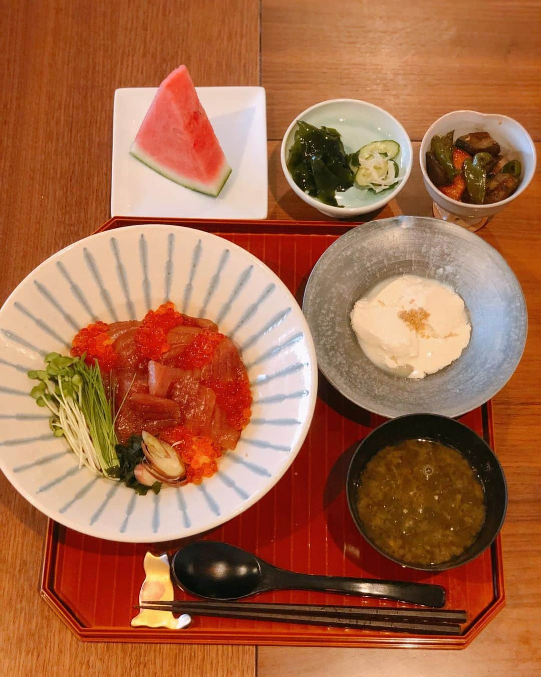 英玲奈さんのインスタグラム写真 - (英玲奈Instagram)「#今日の朝ご飯 #夫の朝ご飯 昨夜の手巻き寿司でサクが半分残っていたので、 #まぐろ漬け丼  いくらやお薬味と一緒に。 #手作り豆腐 冷やしたらさらに美味しくなりました。  #ていねいな暮らし #季節を感じる暮らし#からだにいいこと#料理 #からだにやさしいごはん #おうちごはん#夫の健康守りたい#10年後の健康の為に#無添加#無化調#オーガニック#低gi #美腸活#趣味生活#料理家#erenakitche」5月12日 8時33分 - erena_erenyan