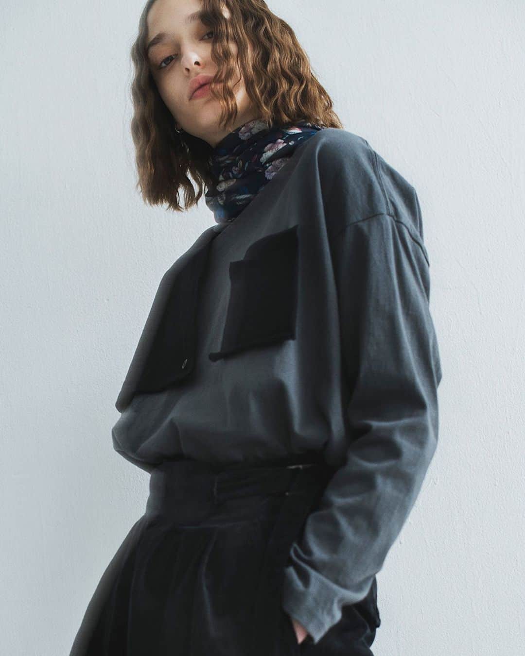 メアグラーティアのインスタグラム：「meagratia FW20 LOOK  art direction: @ak813_____  flower: @yukarisatoflower  styling: @go_momosee  hair&make: @mukai_daisuke  photo: Kenichi Mui #meagratia #flower #fashion #lookbook #fw20」