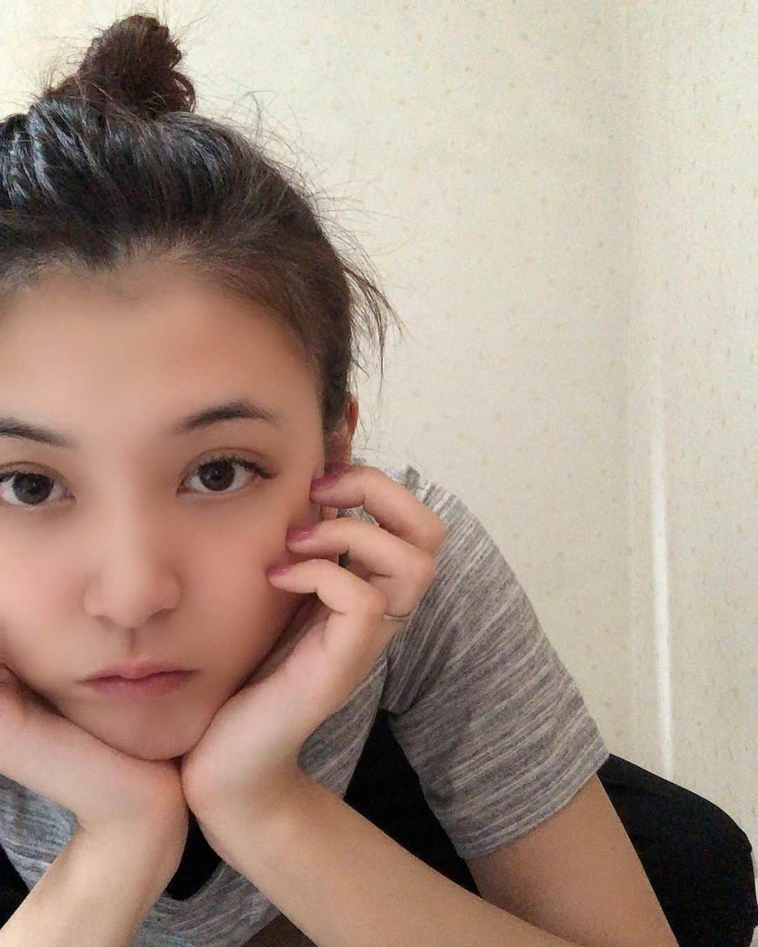源崎トモエのインスタグラム：「この間はバッチリメイクした写真アップしたけど、なんならすっぴんのが見慣れてきた🙂 みんなもそうじゃない？ . #すっぴん#肌にはとってもいい #でも昔すっぴんポケモンみたいって言われた #ポケモンみたいって何 #一括りすぎてハテナたくさん」