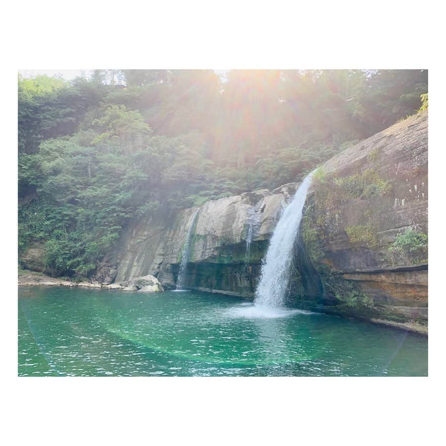 田中千絵さんのインスタグラム写真 - (田中千絵Instagram)「おはようございます☀ 今日の台北はひんやりと、 とても過ごしやすい朝を 迎えています^ ^  ここは、ある日におとずれた 嶺腳瀑布(リンジャオの滝)です。 ここも台北市の隣にある、 新北市に位置しています。  最近、滝の音を聞くことにハマっています。  ハイキングもそうですが、 やはり、人間は自然の中にいると、 気持ちが自然に安らぎ、 元気がもらえると思います。  台湾の有名観光スポットも もちろんオススメですが、 みなさんにも、ぜひ、 台湾の自然豊かな美しい表情を 知っていただけたら嬉しいです🌿  それでは今日もみなさんにとって、 良き一日となりますように！ . Love listening the sound of waterfall recently... . 早安☀️ 今早的台北很涼快， 迎接著非常舒服的早晨時間。  某一天去了嶺腳瀑布， 大家有去過嗎？  我最近愛上聽瀑布的聲音。  健行爬山也好， 讓自己放在大自然的時候， 心裡真的可以得到一種平靜， 也可以從自然的環境裡得到充滿的活力。  等疫情過後， 希望再次來台的日本朋友也可以認識一下， 除了觀光景點之外的台灣的美好景色🌿  祝福大家今天也有個美好的一天喔！ . . . #台湾 #taiwan  #台湾旅行 #taiwantrip #exploringtaiwan  #嶺腳瀑布 #lingjiaowaterfall  #喵星人  #台北と東京の生活  #中国語」5月12日 9時15分 - chietanaka817
