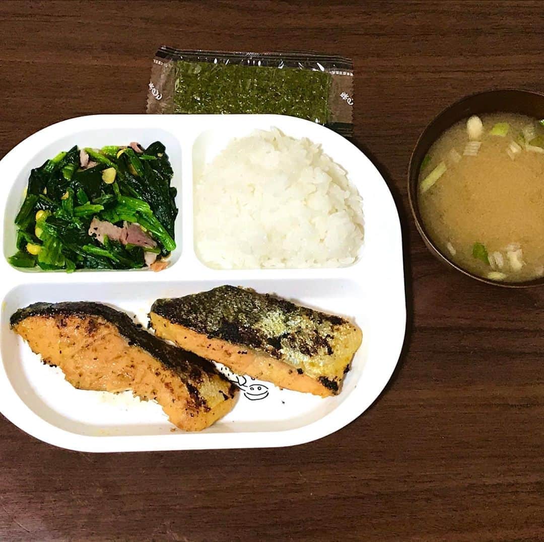寺田浩子のインスタグラム：「おはようございます〜(๑˃̵ᴗ˂̵) 鮭の西京焼き🐟 ほうれん草ベーコン🥓 葱みそ汁  お皿買ったので、よりプレート感。笑  #朝ごはん #朝ごはんプレート #和食ばっかりだけど普段は洋食多め」