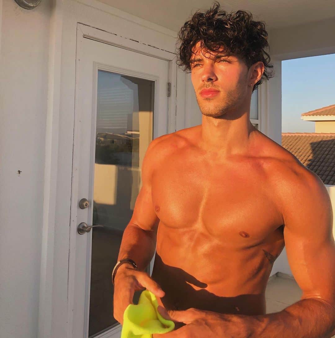 Steven Kellyのインスタグラム：「Thought my Greek skin could handle the Florida sun...thought wrong」