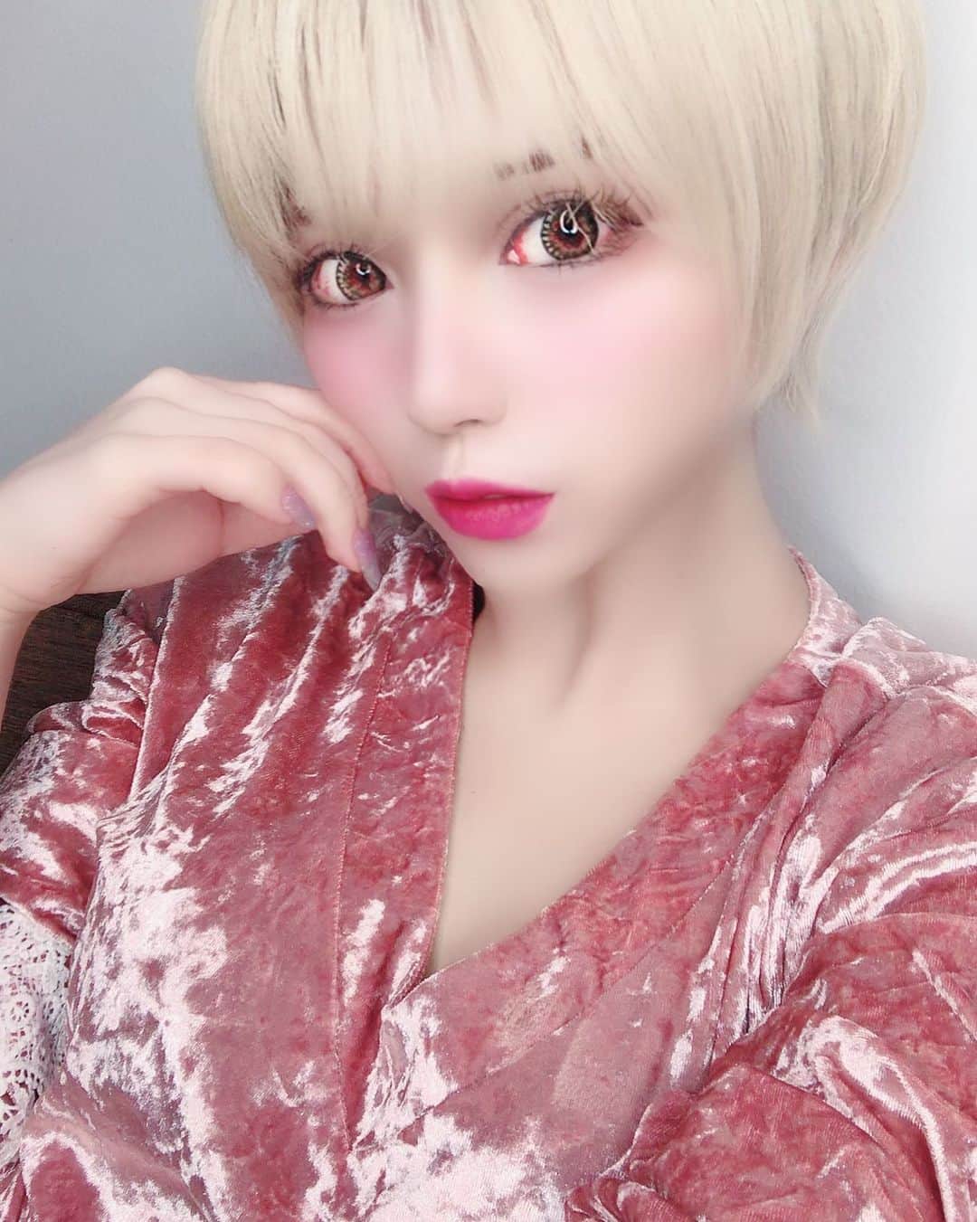 侑季美怜のインスタグラム：「どんな状況でも自分らしくあり続ける。 その一点で人はとても強くなれる物です。 ・ ・ 「自分らしくある」とは自分を信じること。自分自身を信じられることは、最大の理解者を得ているということです。大きな失敗をしてしまった時、振られてしまった時、そんな自信を失ってしまうような時でも、いつもありのままの自分を肯定してくれる人がいれば心強いですよね。そんな自分の最大の理解者は自分自身なのです。どんな時でも自分にYesと言い続けましょう。 ・ ・ ・  #金髪ショート #ショートヘア　#ミニーショート　#金髪　#ハーフ　#韓日ハーフ　#モデル　#美人　#女優　#東京　#beauty  #girl #japanese #セクシー　#可愛い　#美脚　#谷間　#キャバ嬢　#キャバ　#おしゃれ　#ファッション　#ブランド　#美容　#エステ　#ネイル　#ヘアモデル　#脱毛　#ダイエット」