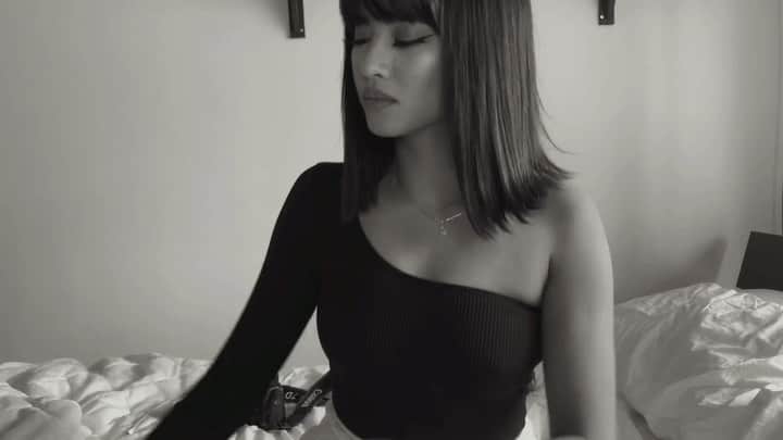 エマリン・エストラーダのインスタグラム：「remember when I told you guys our 3 dogs in the house bark every 3 minutes? Well, sometimes you gotta sing through it 😭 #stuckwithu should I do a real one for YouTube? Also...who wanna duet with me?」