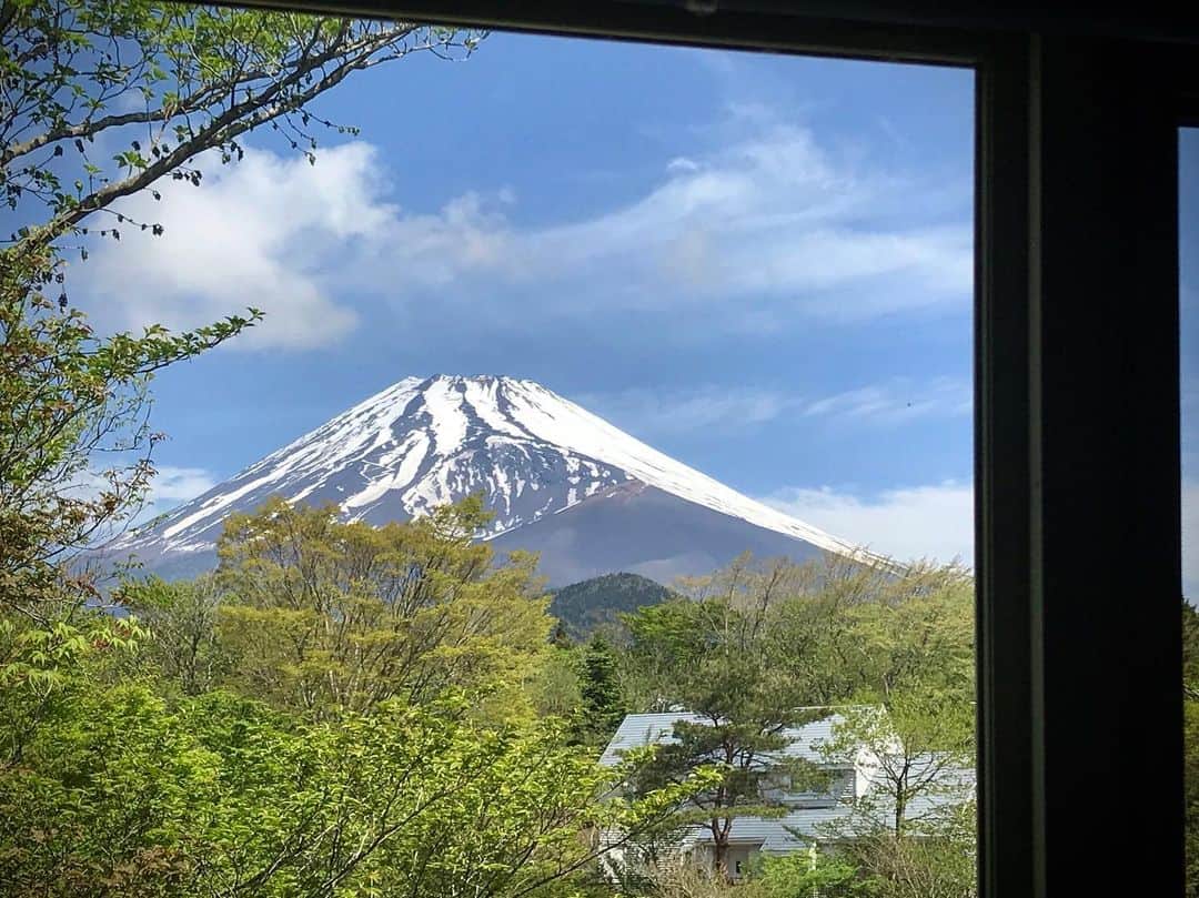 犬童一心さんのインスタグラム写真 - (犬童一心Instagram)「さらに、雪が溶け、夏の黒い富士に近づいて来た。 今が、一番立体感があって、どこか野蛮で、力強く見える。 メルギブソン？」5月12日 9時30分 - isshininudo