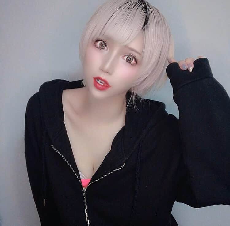 侑季美怜のインスタグラム：「出来る限り美しく見せるの。 恋は盲目なんて嘘。 ・ ・ 恋が盲目になってしまった女性が陥ってしまうもの、それは「相手に合わせてしまう私」です。盲目とは適切な判断ができないという事。彼を必要以上に価値ある存在だと思い、自分の価値を低く感じてしまう女性が多いのです。大好きな人ができた時には、まず自分自身を大好きでいられるよう、自分を1番大切にしてあげる。それが彼を引きつける最も効果的な方法です。 ・ ・ ・  #金髪ショート #ショートヘア　#ミニーショート　#金髪　#ハーフ　#韓日ハーフ　#モデル　#美人　#女優　#東京　#beauty  #girl #japanese #セクシー　#可愛い　#美脚　#谷間　#キャバ嬢　#キャバ　#おしゃれ　#ファッション　#ブランド　#美容　#エステ　#ネイル　#ヘアモデル　#脱毛　#ダイエット」