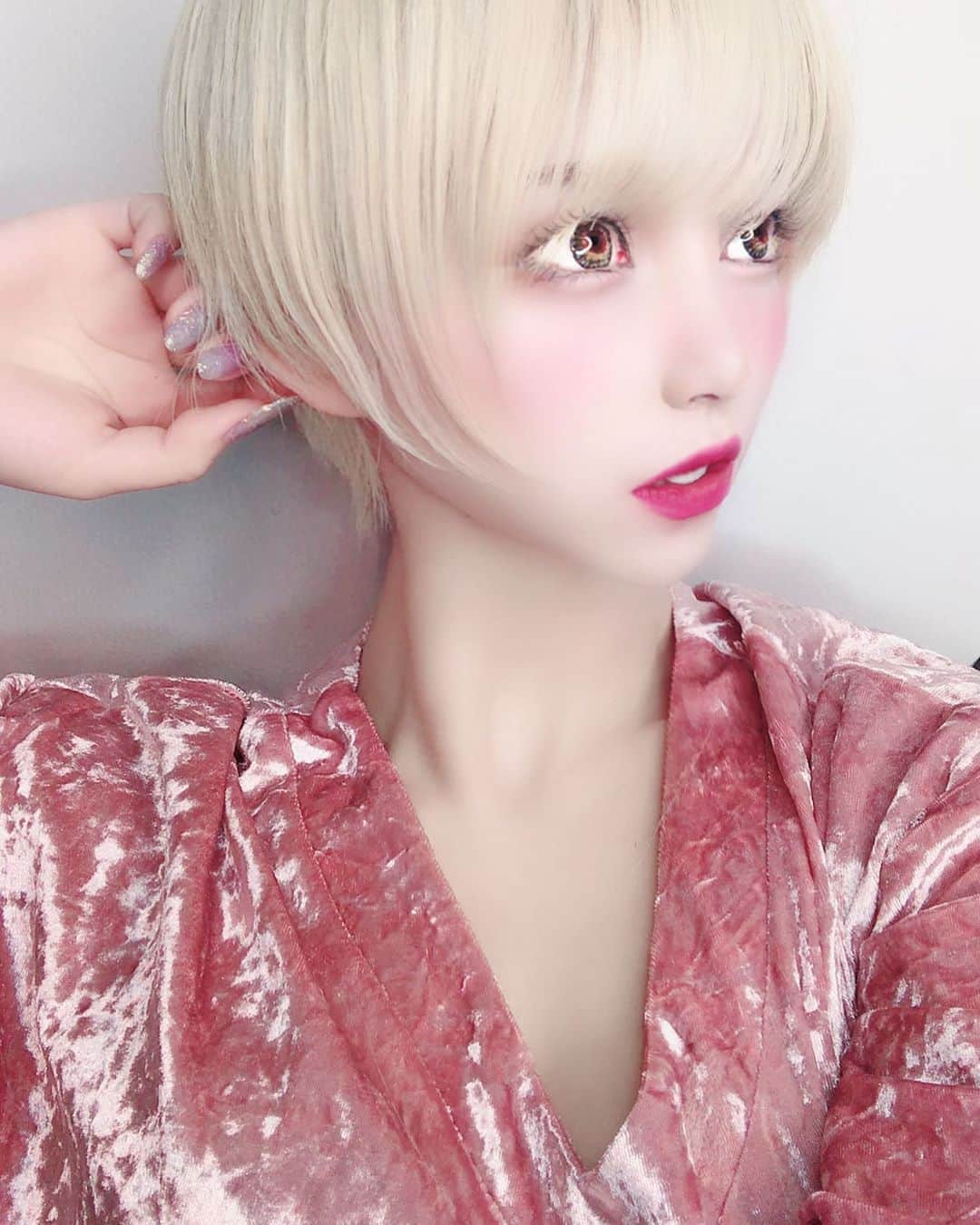 侑季美怜のインスタグラム：「愛することで失うものは何もない。でも愛することを怖がっていたら、何も得られない。 ・ ・ 好きな人がなかなかできなのは自分の気持ちに鈍感になっていたり、傷つくのが怖かったりするからです。まずは、普段から自分の感情に寄り添い、「今、私はどう感じてる？」と自分に問いかけます。次に人を好きになるメリットを意識しましょう。好きな人がいるだけで、周囲の人に優しくなれ、自分を磨くヒントに気づけるようになりますし、日々の活力が湧いてくるのです。 ・ ・ ・  #金髪ショート #ショートヘア　#ミニーショート　#金髪　#ハーフ　#韓日ハーフ　#モデル　#美人　#女優　#東京　#beauty  #girl #japanese #セクシー　#可愛い　#美脚　#谷間　#キャバ嬢　#キャバ　#おしゃれ　#ファッション　#ブランド　#美容　#エステ　#ネイル　#ヘアモデル　#脱毛　#ダイエット」
