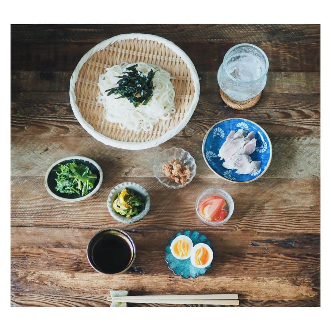 高山都さんのインスタグラム写真 - (高山都Instagram)「素麺の時は、おかず色々あるとうれしい。 薬味もたっぷり。 冷蔵庫がすこしスッキリした。 #みやれゴハン」5月12日 9時49分 - miyare38