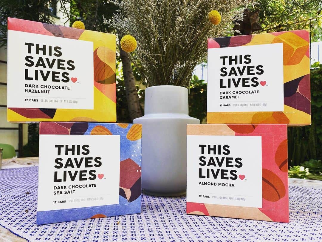 パトリック・J・アダムスのインスタグラム：「You buy a bar, and a packet of lifesaving food is sent to a child in need. Simple as that.  Really excited to announce that @thisbar launched delicious new flavors today and you can use the promo code PATRICK20 for 20% off everything on the site which is in bio.  The global effects of malnutrition, especially to children, are devastating and in the wake of COVID-19 the outlook is worse than ever. I’m proud to be part of the @thisbar family. Please take the time to visit the site and learn more about the lives they are changing and saving around the world.  All the best and stay safe.」