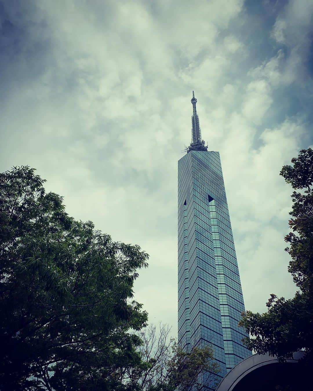 中澤裕子さんのインスタグラム写真 - (中澤裕子Instagram)「福岡タワー。  もう何回のぼったかな。  子ども達に  どこか行きたい？  と聞くと  福岡タワー！  と。  子ども達とのデート場所。  福岡に住むことになるとは 人生わからないものだ。 来て良かった。  子ども達のふるさと。  #福岡タワー #子ども達が好きな場所 #早くのぼりたいね  #福岡県民 #福岡在住」5月12日 15時33分 - yuko_nakazawa_