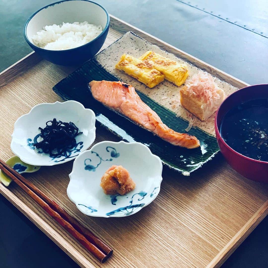 大草直子さんのインスタグラム写真 - (大草直子Instagram)「おはようございます！なんか蒸し暑い。もしやバリに来れたのかも、と目を瞑ってみたよ。朝食は和定食だけど♡今日も昨日より、良い日にね。 @amarc_official  #梅雨の気配 #大きな池がある #近くの公園に #散歩に行こう」5月12日 10時09分 - naokookusa