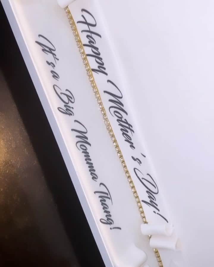 ファボラスのインスタグラム：「Adding a joke gift to the Gifts from now on... 😂😂😂 My play nickname for @emilyb_ is Big Momma so this years Mother’s Day Cake was inspired by the classic @lilkimthequeenbee pic 😂😂😂 #WhaWhatYouGotItGoingOnWhaWhat #LilEm #QueenEmilyBee」