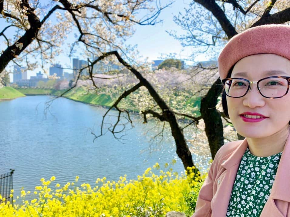 松浦志穂さんのインスタグラム写真 - (松浦志穂Instagram)「去年の千鳥ヶ淵 ・ 東京の桜の開花宣言の基になる靖国神社の標本木の前で佐々木さんと。穏やかな顔してるなぁ🌸 ・ 昨夜は一転、佐々木さんが私と赤羽さんと滝野さんの楽園🏝に嵐を巻き起こしてしんどかった。滝野さんは携帯バグってほぼずっとこの状態。でも声だけの滝野さんは深夜ラジオ聴いてるみたいで滝野さんが吐き出すクズさがめちゃくちゃ面白かった。滝野さんは声だけで良いのかもしれない。 ・ #千鳥ヶ淵  #桜 #シンガリ滝野  さん #サルゴリラ赤羽  さん #うるとらブギーズ佐々木  さん」5月12日 10時24分 - matushiho