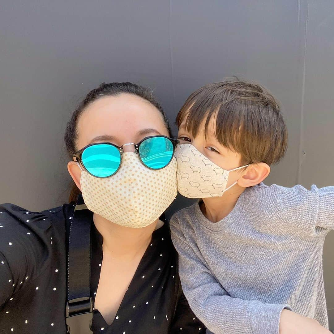 フリーディアさんのインスタグラム写真 - (フリーディアInstagram)「Our masks are on and we are out in #ChinatownLA 🥟🥟 #kidmasks #kidmask  マスクをしてチャイナタウンへ！ キッズのマスクが良い感じなの🥡🥢 #us #lovehim #family #goingtowork #outing #facemask #covid19 #coronavirus #quarantine #stayinside #shopsmall #shoplocal #friediamn」5月12日 10時43分 - friediamn