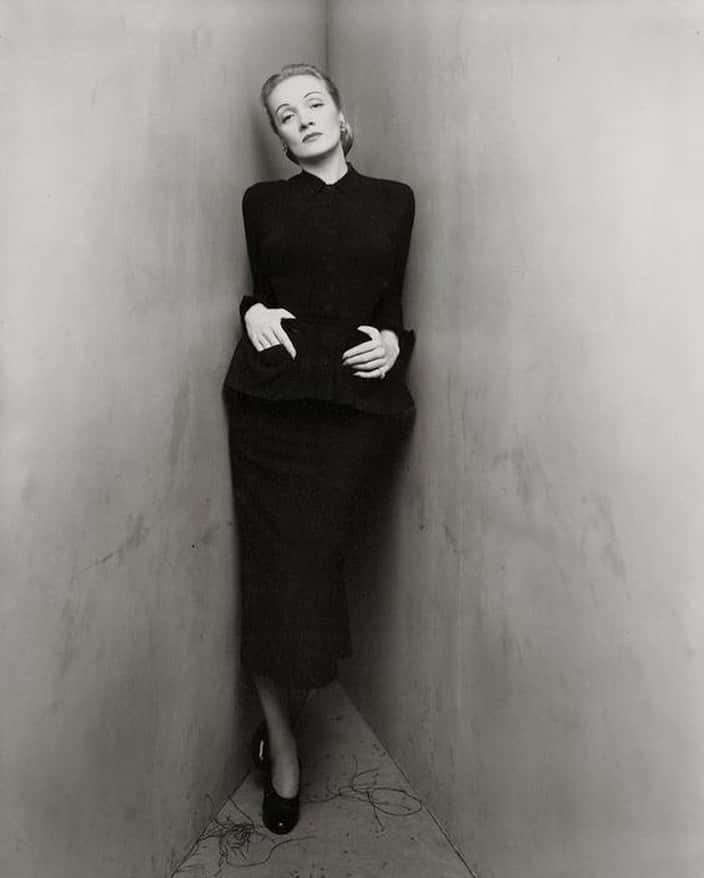 大森美希さんのインスタグラム写真 - (大森美希Instagram)「Today’s mood  Irving Penn, Marlene Dietrich, New York 1948  #irvingpenn #marlenedietrich #todaysmood #todaysphoto #photography #monochrome #photographer #fashion #mode #movie #cinema #paris #parislife #art #keepsocialdistancing #今日のムード #アーヴィングペン #マレーネディートリッヒ #シネマ #映画 #ファッション #モード #写真 #写真家 #モノクロ #女優 #ハリウッド #パリ #パリ生活 #アート」5月12日 10時36分 - mikiomori_