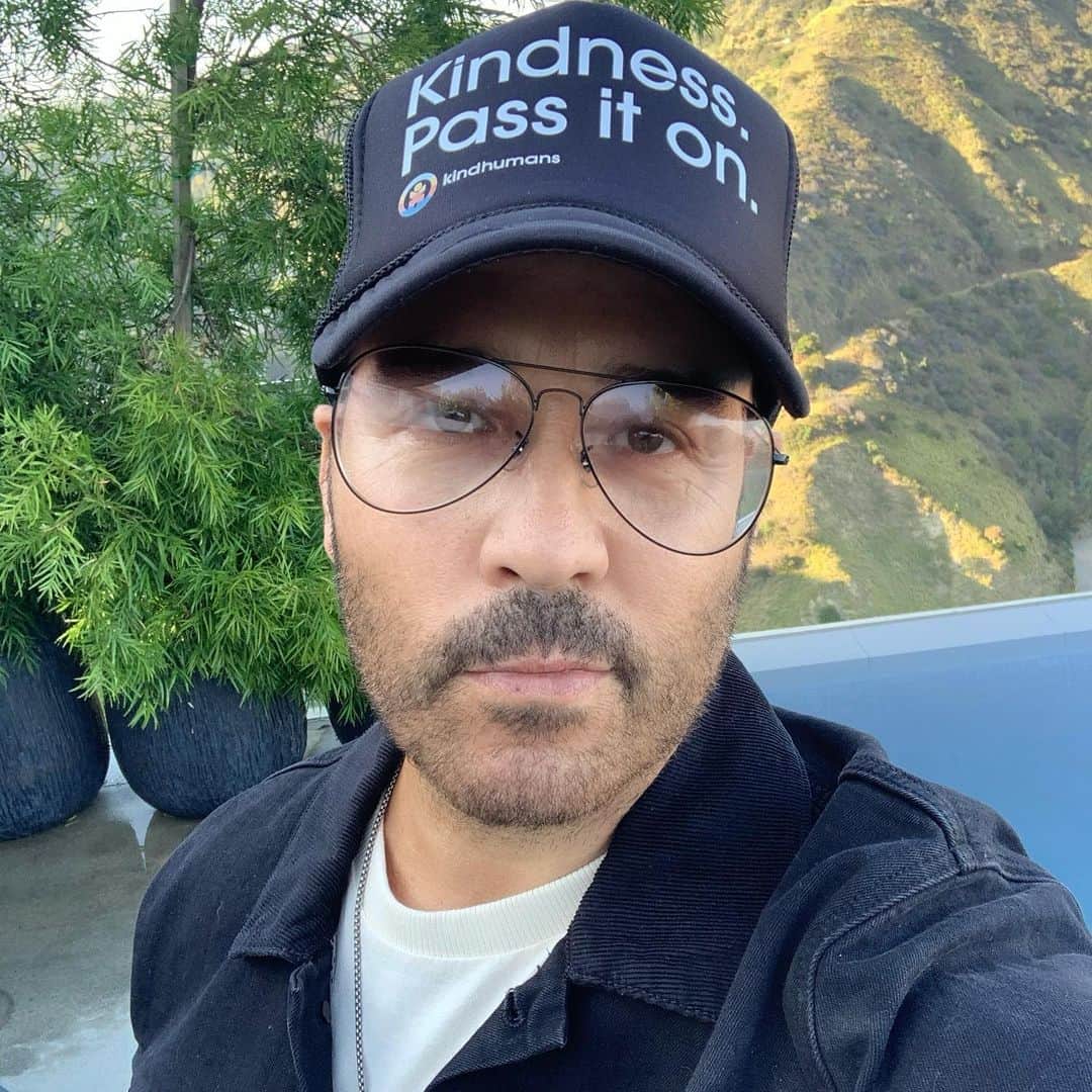 ジェレミー・ピヴェンのインスタグラム：「Confusing kindness for weakness is a foolish mistake. It’s actually a sign of strength. We need it now more than ever as we  re-emerge  from our bunkers ...」