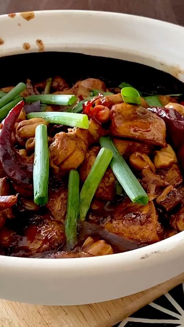 Samantha Leeのインスタグラム：「Traditionally, this dish is a dry-stir fry, not a lot of sauce is added into Kung Pao chicken. However, with the explosive of big, BIG flavours, you don’t mind to have a just a little more sauce. There’s so much flavour in this it’s crazy! And trust me, when the dish was hot-off-the-wok, those chopsticks were moving faster. #lockdowncooking #leesamantha」