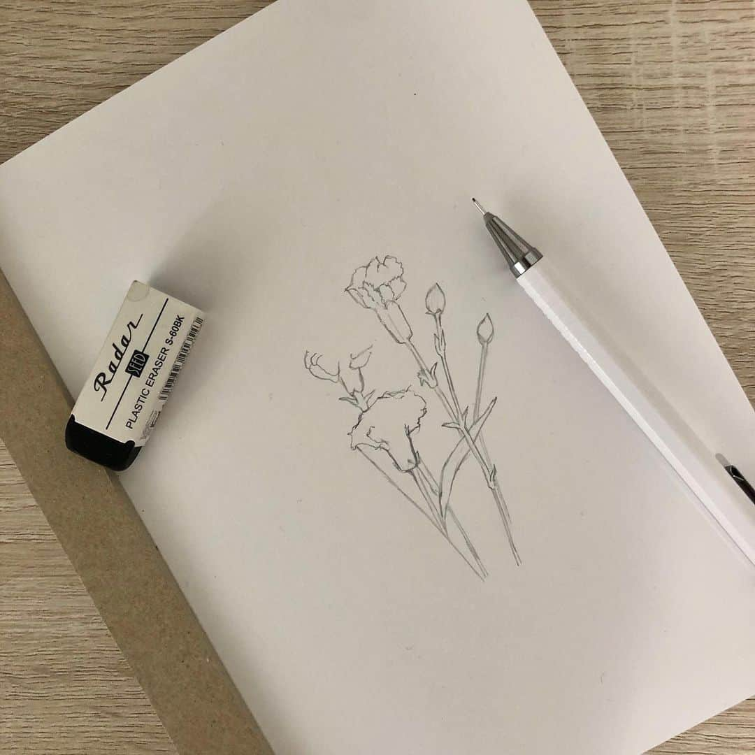 鞘師里保さんのインスタグラム写真 - (鞘師里保Instagram)「. 家にあるお花の絵を描いてるんだけど、 全然集中力が続かない、、😫😭 . . I’m sketching flowers in my room, but I often lose concentration😫😭 .」5月12日 10時54分 - riho_sayashi_insta