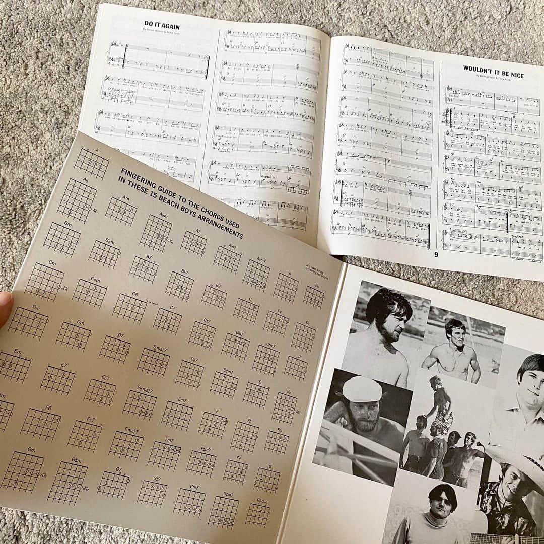 山田稔明さんのインスタグラム写真 - (山田稔明Instagram)「1968年にリリースされたビーチボーイズの“カラオケ”アルバム。譜面とコードTAB付き。空耳で歌声、ハーモニーが聴こえてくる。ラジオ収録、トーク中のBGM選びを。 #朝一番に聴くレコード」5月12日 10時55分 - toshiakiyamada