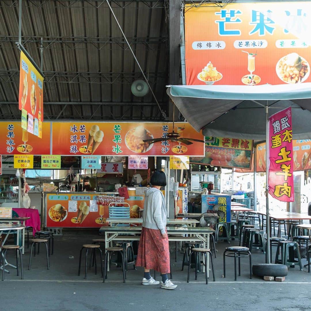 Hanako公式さんのインスタグラム写真 - (Hanako公式Instagram)「【#HanakoTravel】﻿ 📍今回は台湾の台南へ。旅したのは @yichin_the_boulangere さん。初夏はマンゴーでいっぱい、台南のおすすめはこちらです🥭﻿ ﻿ 熱帯・亜熱帯地方に属する台湾はマンゴーの天国。中でも台南市内にある玉井は「マンゴーの郷」として有名。市場の中にあるかき氷屋さんで、マンゴーたっぷりのかき氷を召し上がれ🥄﻿ ﻿ ﻿ #Hanako #Hanako_magazine #台湾旅 #台南旅 #台湾女子旅 #マンゴーの郷 #台湾スイーツ #カメラ女子 #女子旅 #タビジョ #台湾旅行 #台湾観光 #台湾グルメ taiwan  #旅の記録 ﻿ ﻿ 📣# Hanakotravel ではインスタグラファーが国内外のいろいろな土地を旅して、誌面とInstagramの両方で素敵な写真をお届しています。」5月12日 11時11分 - hanako_magazine