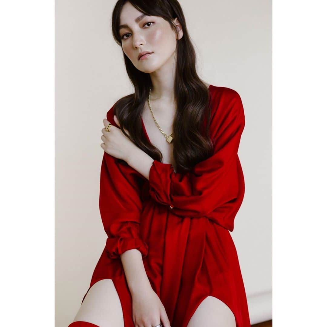 夢子のインスタグラム：「. 💋Thank you LUCY’S Magazine ( @lucysmagazine ) 💋 📸 @carmindavidson 💇🏻‍♀️ @anna_g_stylist 💄 @erin_winn 👗 @seggythestylist . 断捨離も佳境に入って、昔のレシートやいただいた名刺の整理みたいな細かい作業が続く毎日。あそこにあれを置いて、こっちはこれを捨てて、と想像しながら少しずつ模様替えも進行中。欲しいものが売り切れてたりしてなかなか一筋縄ではいかないんだけど、毎日少しずつ環境が変わっていくのがどうぶつの森みたいで楽しい🐶🌳🍃🐷 . During quarantine I’m struggling to clean my rooms up, and now I’m reorganizing all of my receipts and name cards. It’s a hard work... But making rooms comfortable is fun. It’s like “Animal Crossing” lol . #toronto #plutinomodels #lucysmagazine #canadianmodel #japanesemodel #dysonhairdryer #torontofashion #editorialfashion #editorialphotography #editorialmakeup #トロント #撮影 #海外モデル #internationalmodel #プロジェクター撮影 #トロント生活 #데일리룩 #멋스타그램 #메이크업 #찍스타그램」