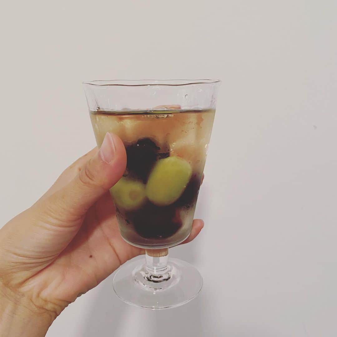 浜島直子さんのインスタグラム写真 - (浜島直子Instagram)「もうね、楽しみって言ったら食べることと飲むことよ🙈 ・ #フルーツ凍らせて #白ワインに入れる #これがなきゃ夏が始まらねぇ #これはブドウ」5月12日 11時21分 - hamaji_0912