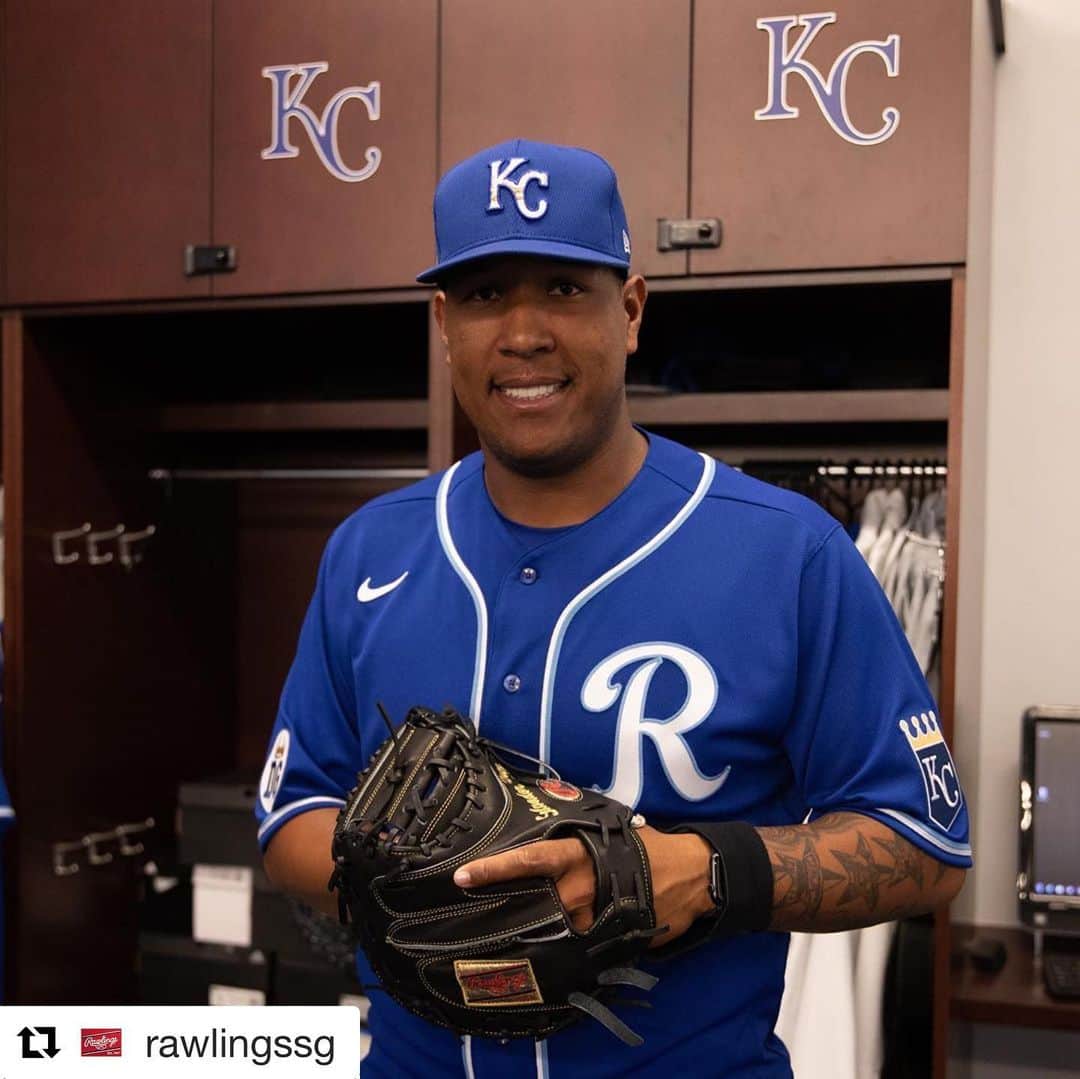Rawlings Japanさんのインスタグラム写真 - (Rawlings JapanInstagram)「#Repost @rawlingssg with @get_repost ・・・ Happy Birthday, @salvadorp13! Cheers to one of most decorated, respected, and polarizing catchers of this era. We can't wait to see you back this year, Salvy. 📸: @kcroyals @mlb  #TeamRawlings #Birthday #MLB #RawlingsAdvisor #kcroyals #kcroyalsbaseball #kcroyalsfans @rawlings_japan_llc」5月12日 11時21分 - rawlings_japan_llc