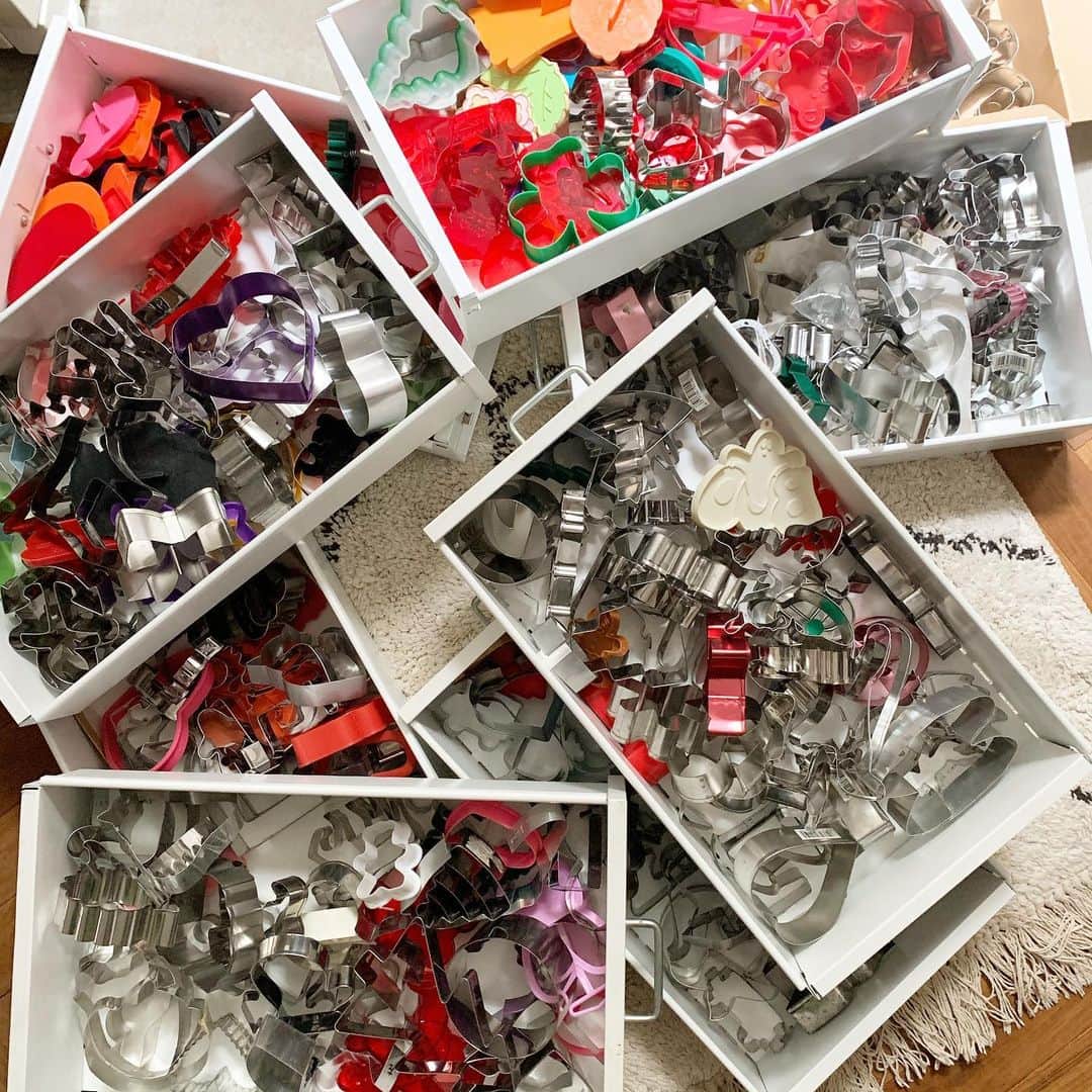 kikkoのインスタグラム：「Cookie cutters 🍪🍪。。。🍪 まだまだある。 もう買ってません。  ある型を探し中🤯 🧠 。。。。。。。。。。。。。。。。。 🤵👰お祝いメッセージをありがとう🥂 親になって親のありがたみを節目節目に感じます。 ありがとう。皆さまl♡ve。」