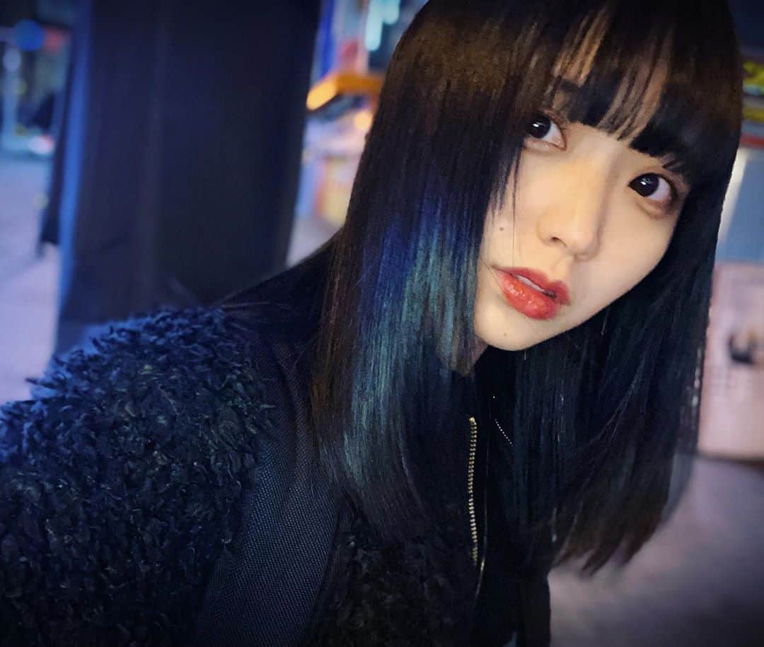 月野もあのインスタグラム：「.﻿ ﻿ 気づいたら冬が終わってて﻿ 春も終わってて﻿ 夏みたいに暑い日になってて﻿ 驚きますなぁ﻿ ﻿ このお写真は冬❄️﻿ ﻿ . #selfie #black」