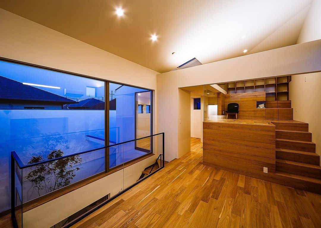 のインスタグラム：「リビング横のロフト読書コーナー周り♪ : ■haus-wrap■ 兵庫県神戸市西区 #hauswrap : #建築 #住宅 #一戸建て #新築 #リビング #デザイン #設計 #設計事務所 #家具 #建築家と建てる家 #建築家 #建築デザイン #インテリア #建築家デザイン #吹抜け #ダイニング #神戸 #中庭のある家 #中庭住宅 #キッチン #階段 #ロフト #architect #architecture #livingroom #interior #instahome #courthouse #一級建築士事務所haus」
