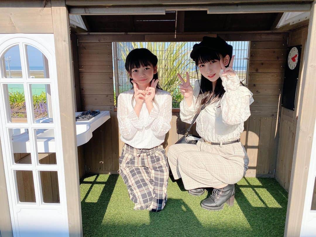 髙木由莉愛のインスタグラム：「♡  12歳差のリアル姉妹✨  #姉妹 #followｍe #ペアルック #10歳 #22歳 #youtuber」