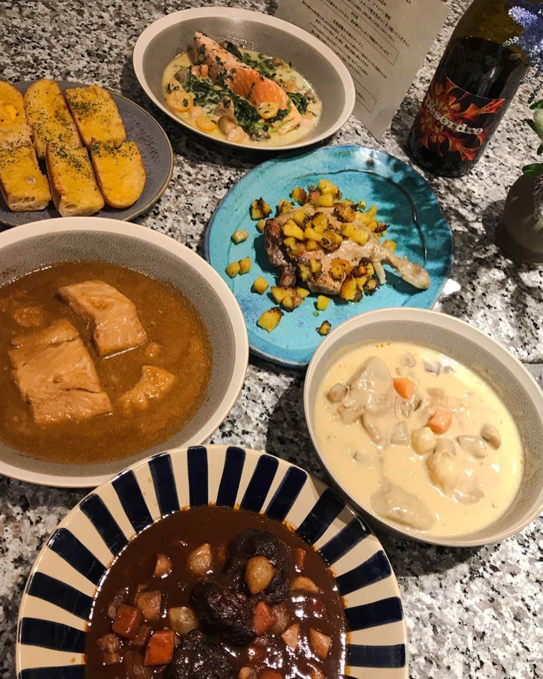 木野園子のインスタグラム：「お家ご飯も楽しいけれど家では食べれないようなお料理もたまには食べたい、、🍴 そんな思いを南青山にお店のあるサブスクリプション方式の会員制グランメゾンLa cle tokyo @la_cle_tokyo さんが叶えてくれました✨お家でも楽しめるようにと冷凍で配送される旅するフレンチセット‼️メニューはブフ　ブルギニョン、国産鶏モモ肉のクリーム煮込み、トラウトサーモンのブレゼ　シャンパン風味、ブイヤベースとバケット、北海道鴨モモ肉のコンフィ💠どれも本当に美味しくて最後にお皿に残ったソースもちょうど家にあったブロッコリーにつけて残さず食べました。笑印象的だったのはサーモンに金柑が入っていてその組み合わせがめちゃくちゃ好みでした。あまり外に出ないと何となく過ごしてしまっていて、そんなときに花の展示をさせてもらった繋がりからお花をオーダーいただき出会ったレストラン。そんな素敵なことが起こるのかと嬉しくて贅沢なひとときでした。お出掛け出来るようになったらお店にも行ってみたい😋  #lacletokyo #ラクレ #サブスクリプション #Frenchrestaurant #フレンチレストラン #旅するフレンチセット」