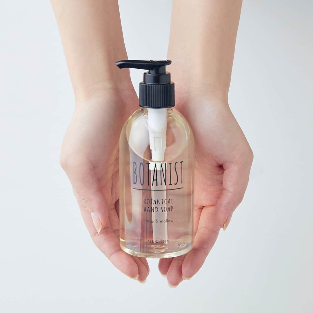 BOTANIST GLOBALのインスタグラム：「Wash your hands!👋 The first thing to do is to wash your hands the right way. ⠀ (1) Wet your hands well under running water, then lather up with the soap and rub your palms well. (2)Scrub the back of your hand as if you were stretching it. (3)Carefully rub the area between your fingertips and nails. (4) Wash the area between the fingers. (5) Twist the thumb and palm of the hand and wash. (6) Don't forget to wash your wrists, too. ⠀ When you're done with the above steps, rinse it off thoroughly, wipe it well with a clean towel or paper towel and dry it off. Let's start with what we can do and get through this together. ⠀ ⠀ *BOTANIST's "Botanical Hand Soap" is currently only available in Japan.  Stay Simple. Live Simple. #BOTANIST ⠀ ⠀ 🛀@botanist_official 🗼@botanist_tokyo 🇨🇳@botanist_chinese」