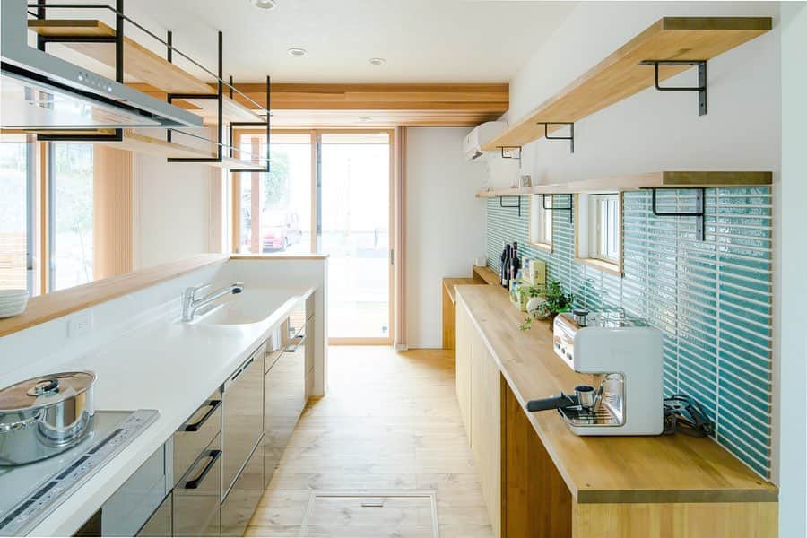 ルポハウス一級建築士事務所さんのインスタグラム写真 - (ルポハウス一級建築士事務所Instagram)「・ ・ ・ 隠せる収納は便利ですが、お気に入りのものは飾っていたい。 ・ 発色と光沢の美しいタイルが、明るいキッチンをつくります。 ・ ・ ・ 𓐌𓐌𓐌𓐌𓐌𓐌𓐌𓐌𓐌𓐌𓐌𓐌𓐌𓐌𓐌𓐌𓐌𓐌  ルポハウスの施工事例はこちらまで☞ @reposhouse  𓐌𓐌𓐌𓐌𓐌𓐌𓐌𓐌𓐌𓐌𓐌𓐌𓐌𓐌𓐌𓐌𓐌𓐌 #ルポハウス は#ちょっとかっこいい家 を"友人のために" という思いでつくっています。 一生に一度の#マイホーム。 「あなたにしかできない」×「ルポハウスだからできる」で、 私たちだけの#家づくり を思いっきり楽しんでみませんか？！ ・ ・ ・ #住宅 #注文住宅 #新築一戸建て #デザイナーズ住宅  #一級建築士事務所 #設計事務所  #滋賀県大津市 #滋賀県草津市 #滋賀県栗東市  #滋賀県近江八幡 #キッチンインテリア #ダイニングインテリア #名古屋モザイクタイル #ボーダータイル」5月12日 11時53分 - reposhouse