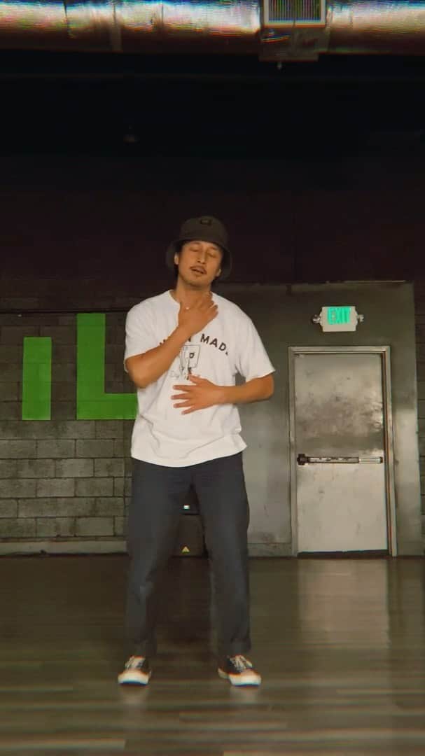 ショーン・エバリストのインスタグラム：「. . Something I taught Friday last week. Simple movements with difficulty sprinkled within them. Relative to design, I find with choreography, getting to simple can be difficult. It’s putting bunch of things I have or have found together and then peeling it away slowly to reveal itself. Also, I truly do enjoy feeling some of the most subtle movements, things that don’t necessarily show up for an audience to see but more so that I can feel. Definitely feels good to do and I guess that really what counts anyway. . . . Music by @christiankuria  At @movement.lifestyle  Filmed by @ayehasegawa . . . Teaching something else this Friday online for @movement.lifestyle 💚come join if you can:)」