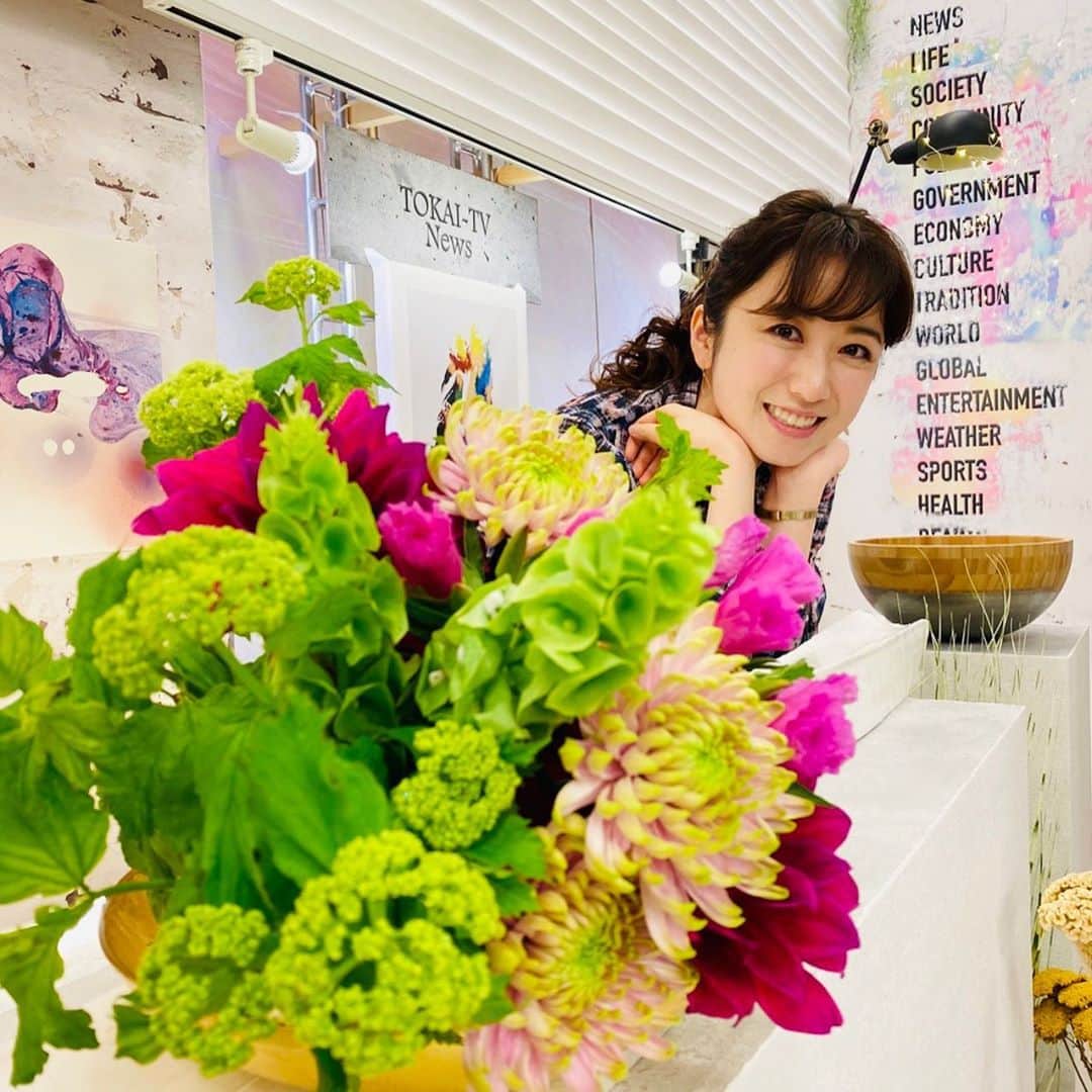 上山真未さんのインスタグラム写真 - (上山真未Instagram)「スタジオの花シリーズ💐﻿ ﻿ 今回ふんだんにあしらわれている﻿ ピンクの花びらが先端にいくほど﻿ 黄緑になっている花。﻿ 菊の一種だと思うのですが、﻿ 印象に残る美しさですよね✨﻿ ﻿  #花スタグラム  #flowerstagram  #東海テレビ #ニュースOne #上山真未 #アナウンサー」5月12日 12時11分 - ueyama_mami