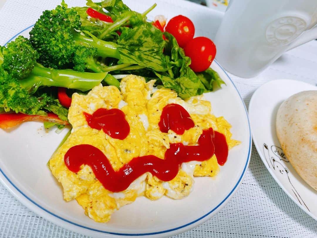 小川麻琴さんのインスタグラム写真 - (小川麻琴Instagram)「ランチ。 サラダとスクランブルエッグとベーグル🥯 好きな物を食べれるって幸せね。 #ランチ #サラダ #スクランブルエッグ  #全粒粉ベーグル #會ベーグル  #パン大好き #自分の機嫌は自分でとる #まことパン  #まことベーグル  #パンスタグラム」5月12日 12時03分 - 1029_makoto