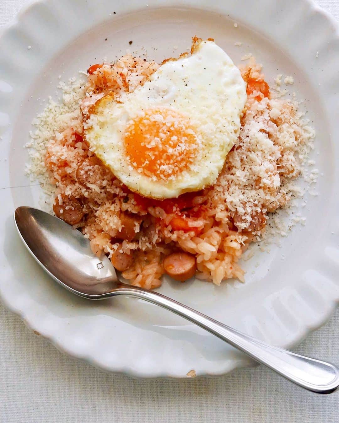 樋口正樹さんのインスタグラム写真 - (樋口正樹Instagram)「Tomato rice . お昼はトマトごはん。 まるごとのトマトを 米と一緒に炊くだけ。 お好みのアレンジで いろいろと楽しめる 夏においしいごはん。 . 今回はウインナーと タイムとローリエと ほんのすこしの塩と オリーブオイル加え 洋風アレンジで炊き、 仕上げに目玉焼きと 粉チーズと黒胡椒で。 . . #トマトごはん #トマトご飯 #炊き込みご飯 #ストウブ炊飯 #ウインナー入り #ストウブ #tomatorice #staub」5月12日 12時07分 - higuccini