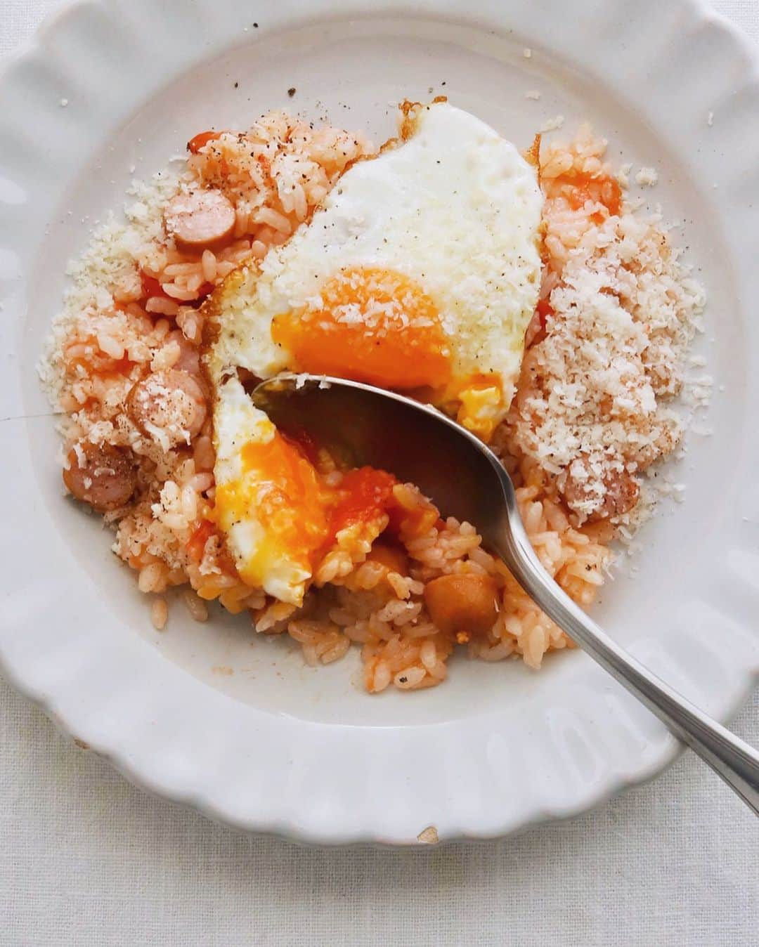 樋口正樹さんのインスタグラム写真 - (樋口正樹Instagram)「Tomato rice . お昼はトマトごはん。 まるごとのトマトを 米と一緒に炊くだけ。 お好みのアレンジで いろいろと楽しめる 夏においしいごはん。 . 今回はウインナーと タイムとローリエと ほんのすこしの塩と オリーブオイル加え 洋風アレンジで炊き、 仕上げに目玉焼きと 粉チーズと黒胡椒で。 . . #トマトごはん #トマトご飯 #炊き込みご飯 #ストウブ炊飯 #ウインナー入り #ストウブ #tomatorice #staub」5月12日 12時07分 - higuccini