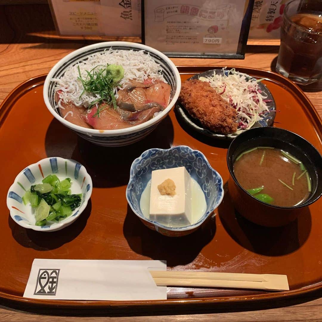 くろさんのインスタグラム写真 - (くろInstagram)「鰤しらす丼🍚1,100円（メニューは税別価格） 味噌汁・お新香・冷やっこ・ホタテクリームコロッケ付き 年末に立ち呑み活力魚金で食べた鰤丼ランチが忘れられなかったんだけど魚金総本店で復活してるってことだったので😋 ってか、隣で瓶ビール呑んでるのが羨ましかったw さてと、午後もお仕事頑張りましょう！ #鰤しらす丼 #鰤丼 #ホタテクリームコロッケ #魚金総本店 #魚金本店 #魚金ランチ #新橋ランチ」5月12日 12時29分 - m6bmw