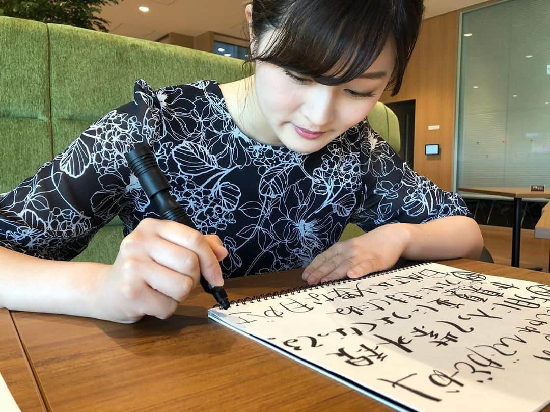 中村秀香のインスタグラム：「今朝は #すまたん お天気担当でした！ありがとうございました😊 .  写真は、打ち合わせ中に撮ってもらったものです🌟 .  明日は #すまたん スタジオ（エンタメ）担当です。よろしくお願い致します🙇‍♀️」