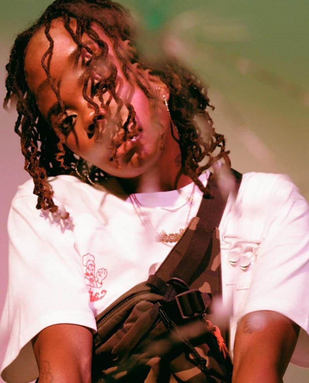 カーハートさんのインスタグラム写真 - (カーハートInstagram)「@bam_bii ‘s Got Nitevision.  A mere three days into 2020 and only 24 hours before she performed at London’s Standard Hotel, at a party marking Carhartt WIP’s collaboration with A.P.C., we met up with Canadian DJ and producer Bambii, with photographer @josephjmarshall on hand to capture her in pieces from the Spring/Summer 2020 collection.  #carharttwip」5月12日 12時37分 - carharttwip_jp