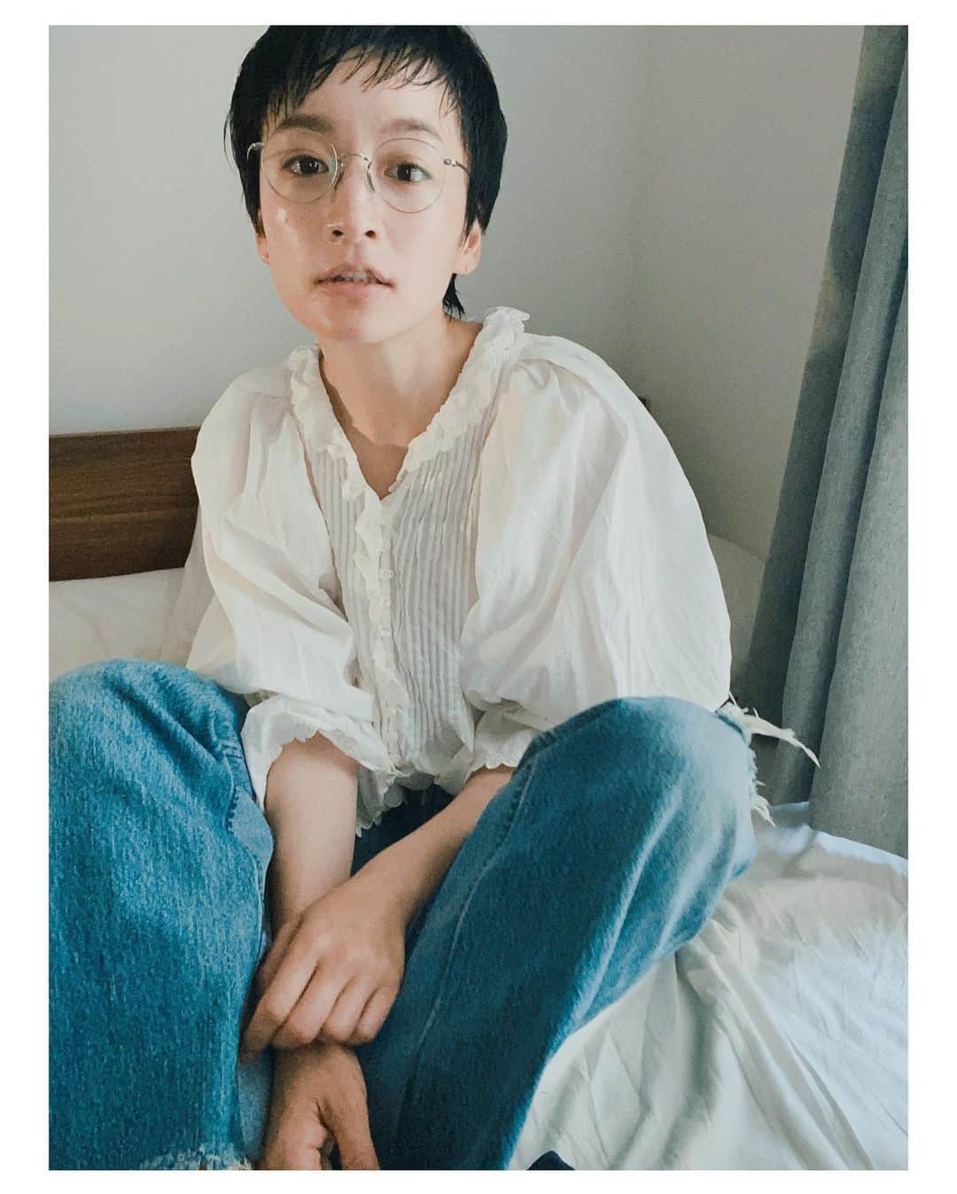 高山都さんのインスタグラム写真 - (高山都Instagram)「ベリーショートに甘いブラウス、メガネの組み合わせ。ありかも。 #都ふく」5月12日 12時31分 - miyare38