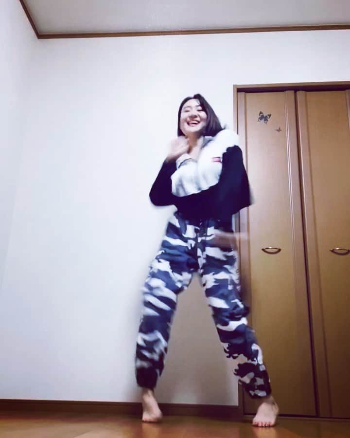 依東杏奈のインスタグラム：「dancing〜👍 #お家で踊ろう 🎵 #itzy #wannabe ❤」