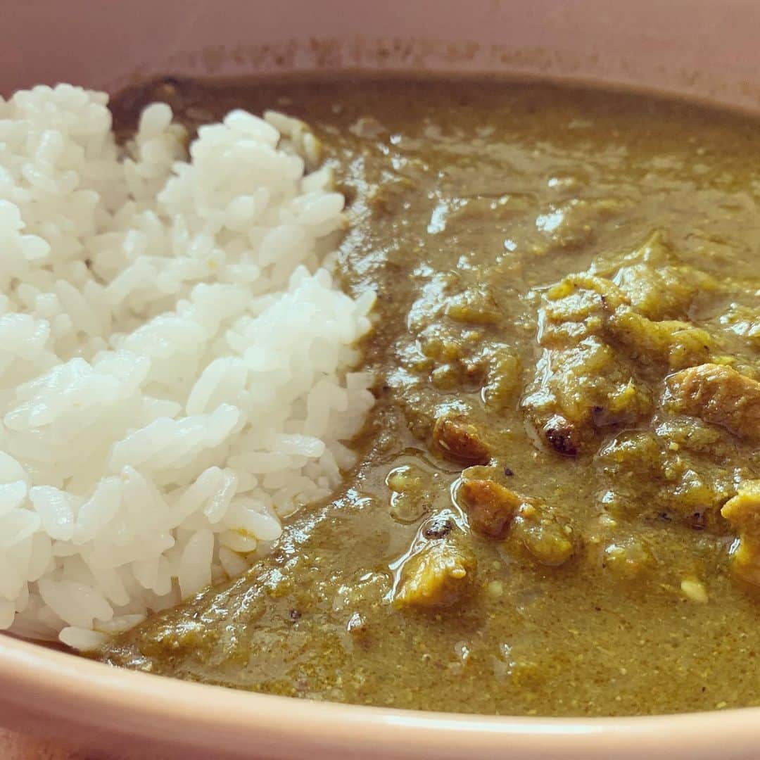 加藤千恵のインスタグラム：「サイト「おうちdeガラム」にて購入した、パクチーチキンカレーおいしい！　まだ別メニューのストックあるけど、他にも気になるメニュー盛りだくさんなので、また買いそうな予感。実店舗は経堂の「ガラムマサラ」。」