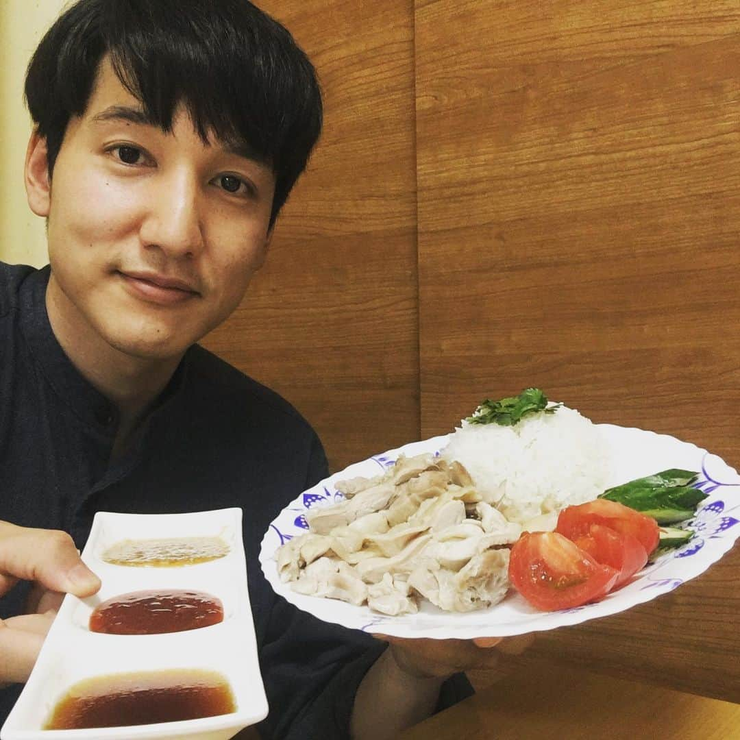 田野倉雄太さんのインスタグラム写真 - (田野倉雄太Instagram)「いつぞやに行ったシンガポールで食べたチキンライスが無性に食べたくなり作ってみました🍴  予想以上に簡単でヘビロテしそうです🙀  ちなみにタイのカオマンガイとの違いはソースらしいです。 ”All sorrows are less with bread“  #海南鶏飯 #チキンライス #シンガポール #料理 #おうち時間 #もちろんタイ米使いました #パクチー以外とどこでも買える #stayhome #singapore #chickenrice  #ジェイアイプロモーション  #田野倉雄太」5月12日 12時42分 - tanokura_yuta_official