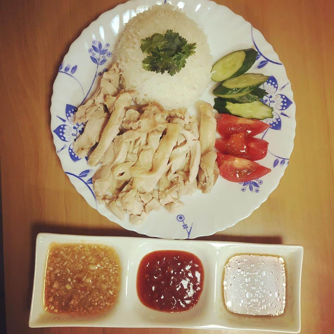 田野倉雄太さんのインスタグラム写真 - (田野倉雄太Instagram)「いつぞやに行ったシンガポールで食べたチキンライスが無性に食べたくなり作ってみました🍴  予想以上に簡単でヘビロテしそうです🙀  ちなみにタイのカオマンガイとの違いはソースらしいです。 ”All sorrows are less with bread“  #海南鶏飯 #チキンライス #シンガポール #料理 #おうち時間 #もちろんタイ米使いました #パクチー以外とどこでも買える #stayhome #singapore #chickenrice  #ジェイアイプロモーション  #田野倉雄太」5月12日 12時42分 - tanokura_yuta_official